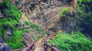 Hoking trails to Tiger Nest Monestry