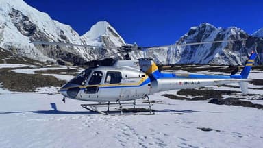 Helicopter landing in kalapatthar