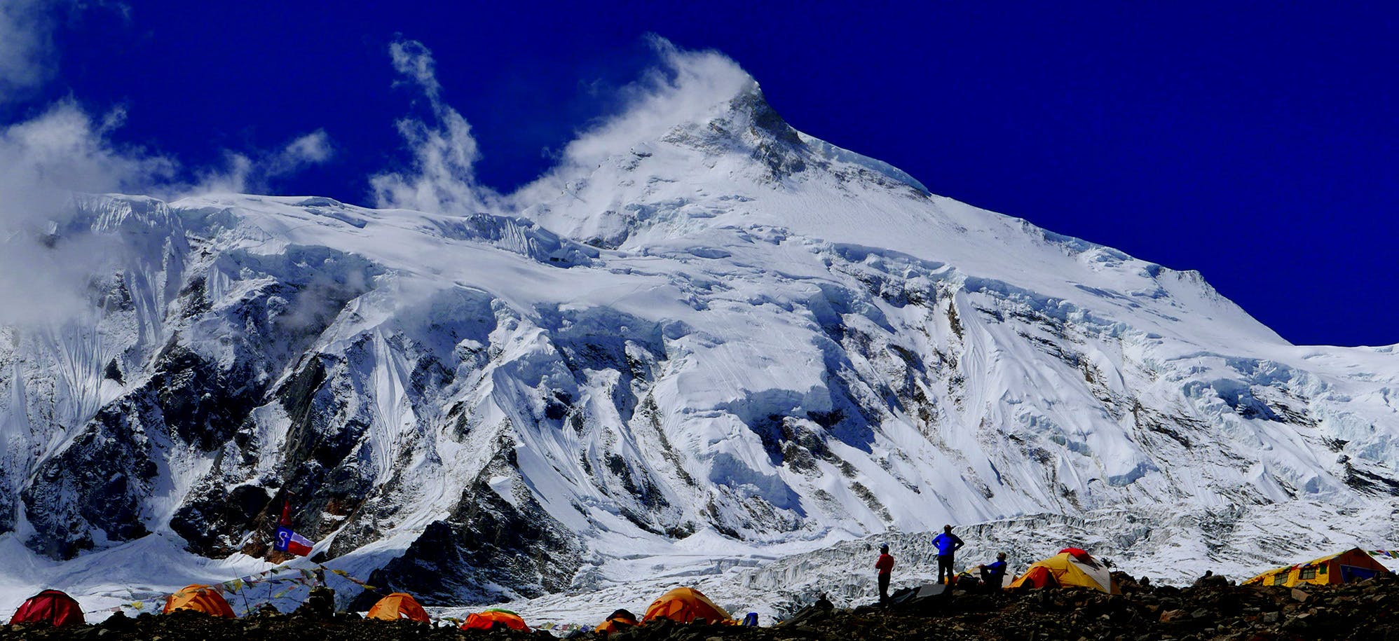 What is the difficulty level of climbing Manaslu?