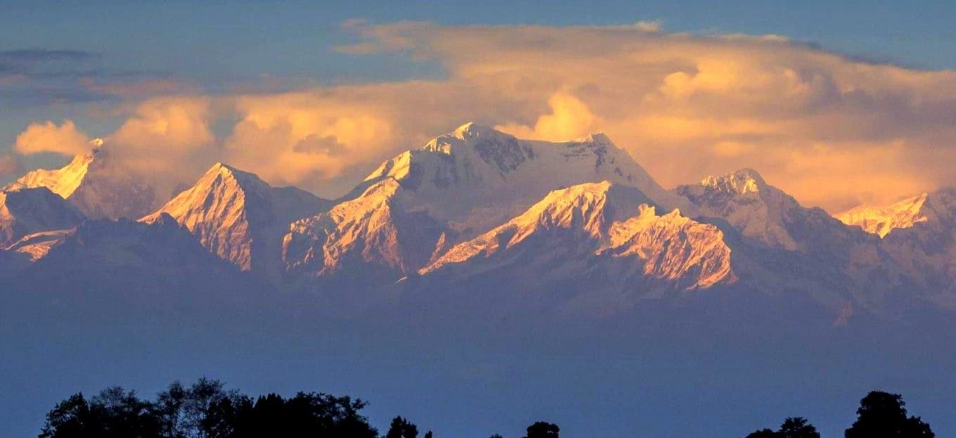 What is the difficulty level of climbing Kanchenjunga?