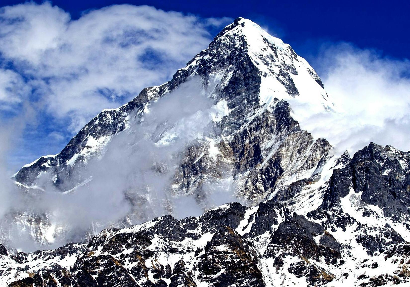 Obstacles Encountered While Climbing 7000-meter Summits in Nepal